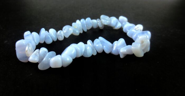 Chalcedon naturalny, Bransoletka na gumce